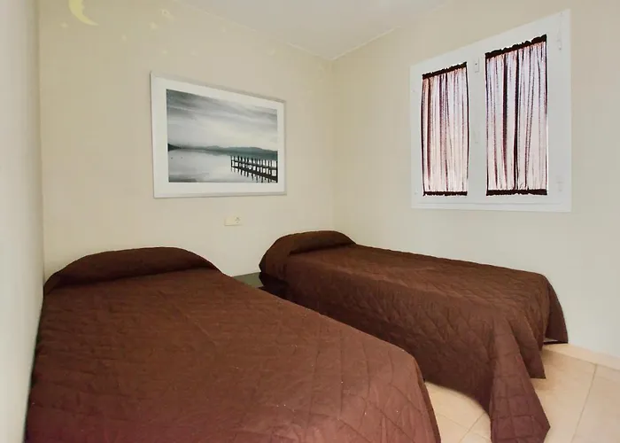 Near The Port, Wide, Confortable, Wi-Fi, Terrace, Aircon