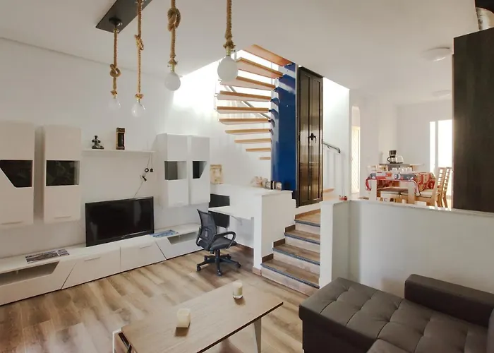 Near The Port, Wide, Confortable, Wi-Fi, Terrace, Aircon