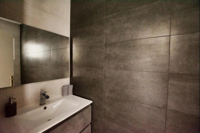 Near The Port, Wide, Confortable, Wi-fi, Terrace, Aircon *